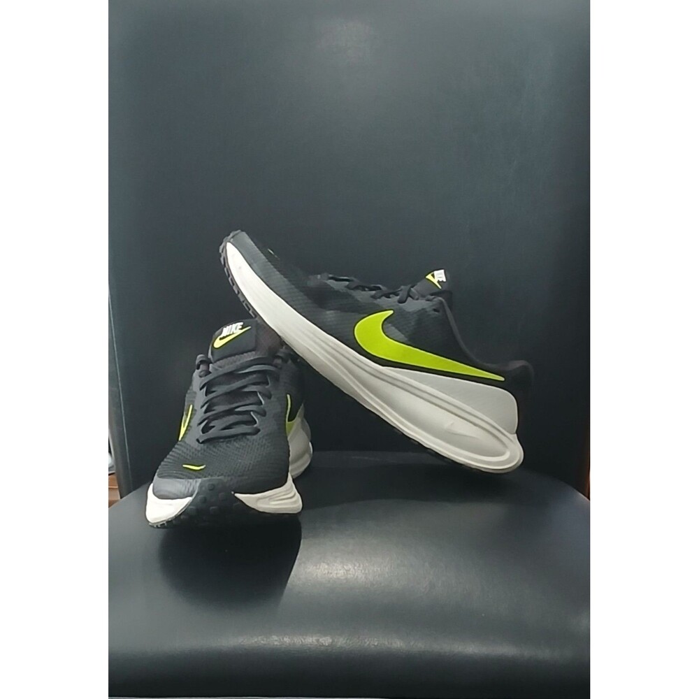 Nike Revolution 8 Comfort. Black/Green. HJ8485-004. Women Size 9